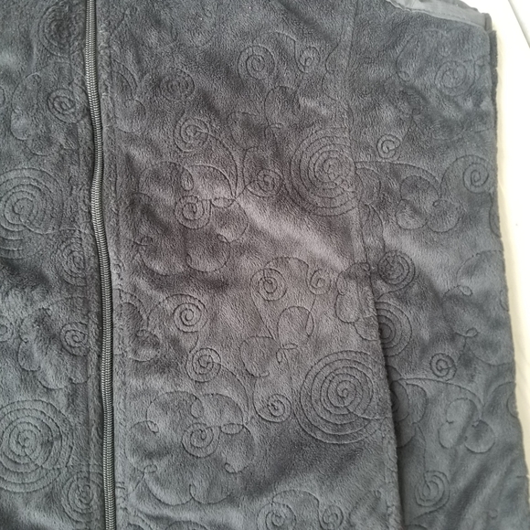 L plush blk vest with pockets and scrolls - Picture 6 of 11